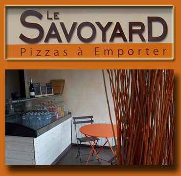 Logo en haut et intérieur de la Pizzeria le savoyard à Bouaye